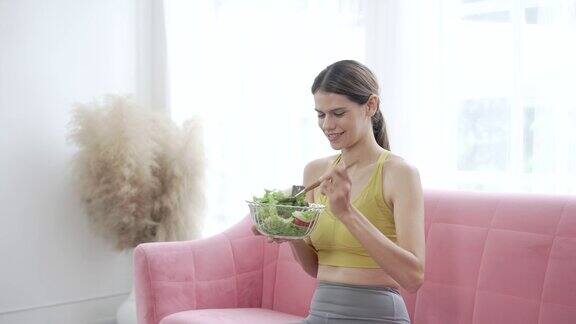 健康的女性选择吃对身体有益的食物
