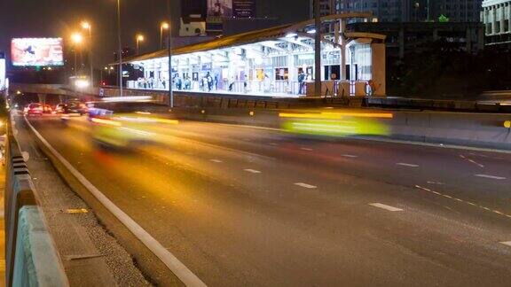 间隔拍摄长时间曝光夜间曼谷市中心灯火通明的车流