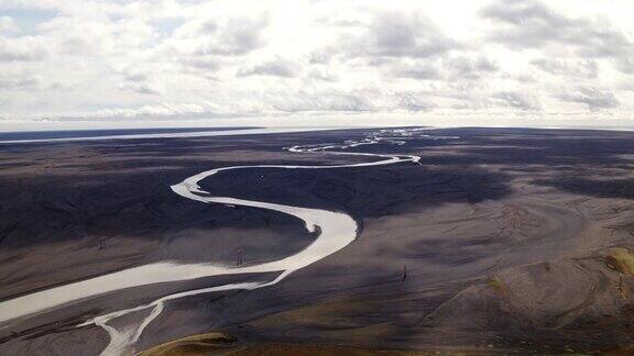 航拍冰岛南部一条引人注目的河流