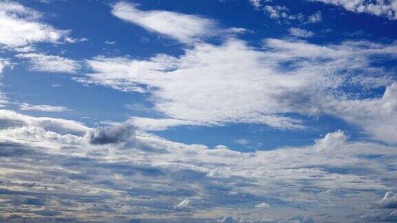 延时:蓝天中的云