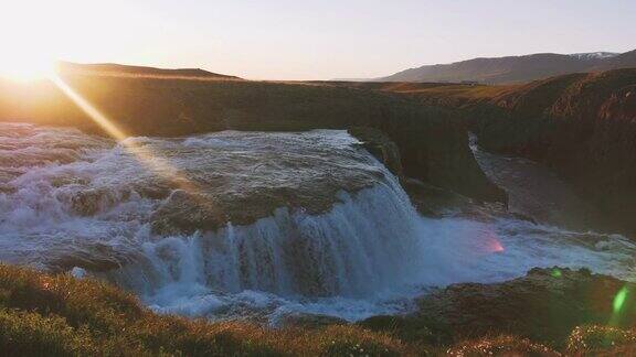 日落时冰岛美丽的瀑布