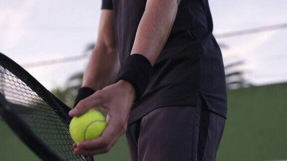 网球运动员专注于发球