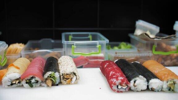 寿司寿司卷特写镜头各种新鲜制作的寿司卷有不同的馅料日本的食物烹饪烹饪亚洲食物