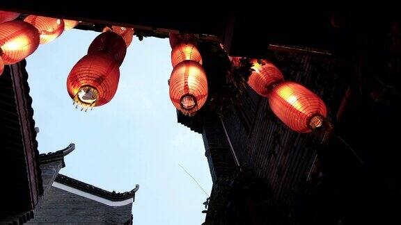 红灯笼在中国古镇的大街上