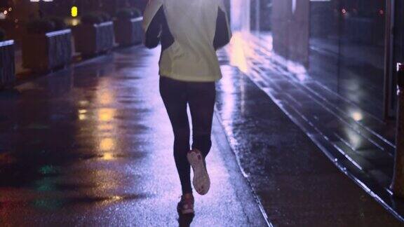 SLOMOTUTS女性晚上在城市慢跑