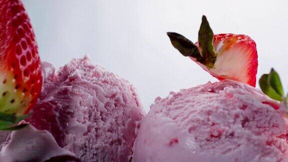 草莓冰淇淋与新鲜草莓超级慢动作