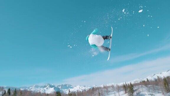 滑雪专业运动员旋转抓拍的慢动作镜头