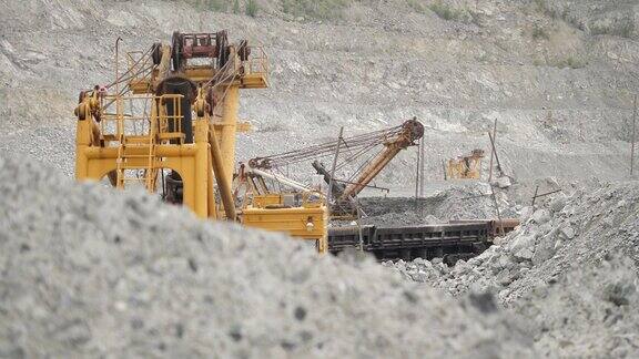 采石场的石灰石采掘机用铁路车厢运送矿石矿业