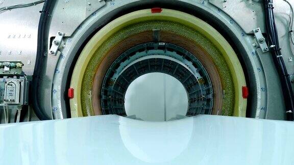 正在安装核磁共振扫描仪空MRICTPET扫描仪MRI扫描仪隧道的特写镜头新建现代化医院病房配备磁共振成像设备4k