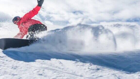 在一个阳光明媚的日子里滑雪者从滑雪坡上滑下来将雪喷向摄像机