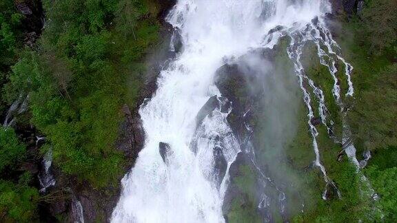 飞越挪威巨大的瀑布赖菲克