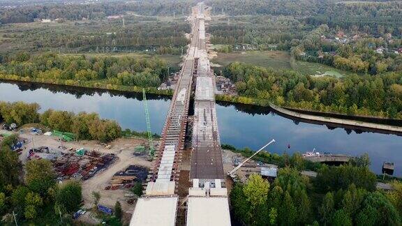 公路建设鸟瞰图包括桥梁跨越运河沼泽铁路和公路轨道