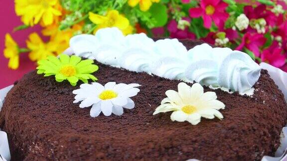 白色奶油花巧克力蛋糕母亲的一天的生日情人节国际妇女节假期食物视频