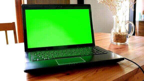摄影:客厅木桌上的笔记本电脑绿屏色度键