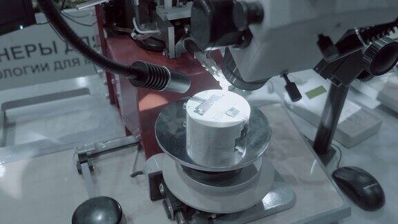 工业仪器显微镜是用来观察微芯片晶体的