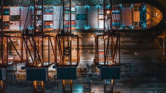 航拍的货船停靠在夜间自动装载