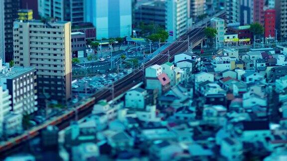 大阪铁路附近的高角度微缩城市景观的黄昏延时放大