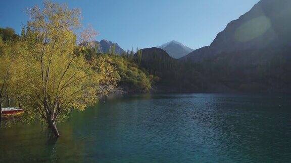 秋天在喜马拉雅山脉的湖泊