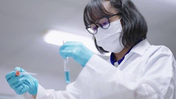 年轻的亚洲女科学家在实验室进行研究