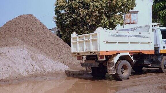 卡车在卸砂地点倒车装载r砂