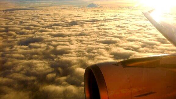 日落时飞机在云上飞行