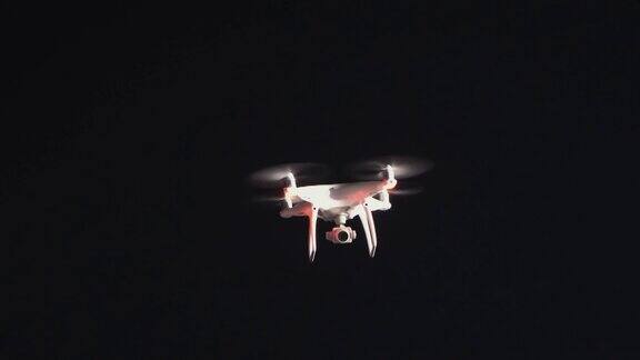 飞行无线电控制的大疆幻影四旋翼无人机与视频摄像机在夜间工作
