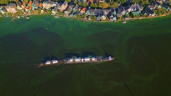 无人机在河上射击Zaan河上的船只阳光明媚的一天航拍于荷兰4k