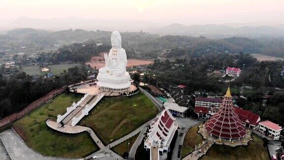 清莱傍晚鸟瞰怀Pla康寺和观音佛像及佛教寺庙