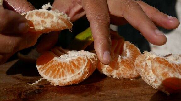 在阳光下吃橘子的人水果在桌子上吃佛手柑的人在户外吃庞康饼橘子在桌子上
