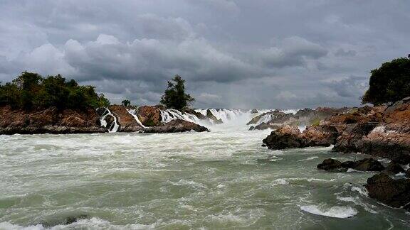 孔蓬瀑布位于老挝南部的昌帕萨克省位于湄公河上是亚洲的尼亚加拉瀑布