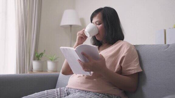 女人在家看书喝咖啡
