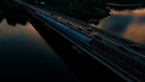 地铁和汽车桥傍晚无人机拍摄的城市景观