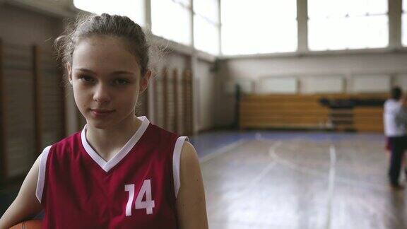 严肃的少女拿着篮球