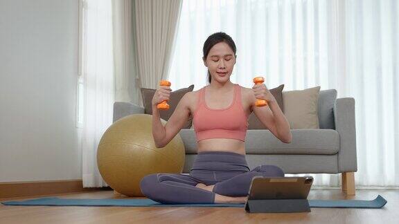 年轻亚洲女性在家锻炼保健理念健身