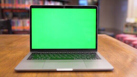 图书馆里绿色屏幕的笔记本电脑色度键