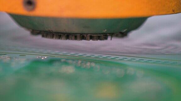 高科技生产中的机器人设备特写印刷电路板组装
