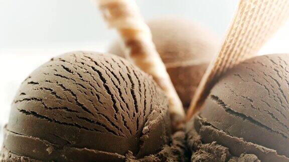 特写巧克力冰淇淋旁边有巧克力屑上面有装饰