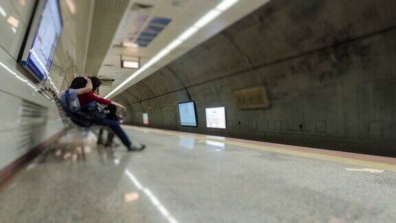 时光流逝:伊斯坦布尔地铁上的人们