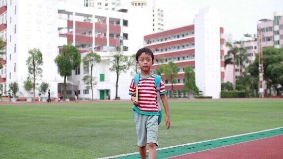 小男孩步行去学校