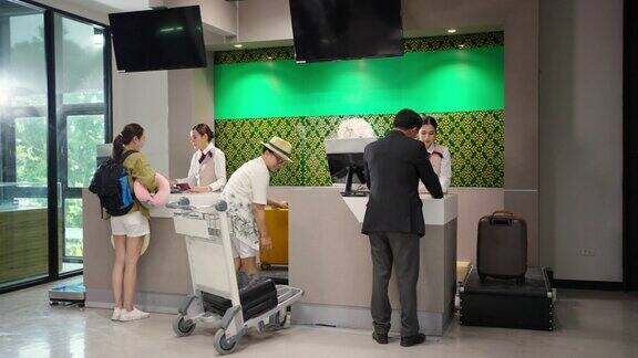 人们在机场候机楼的登记柜台领取登机牌