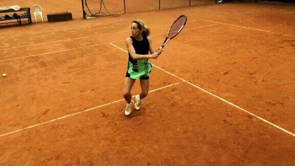 活跃的成熟女子打网球