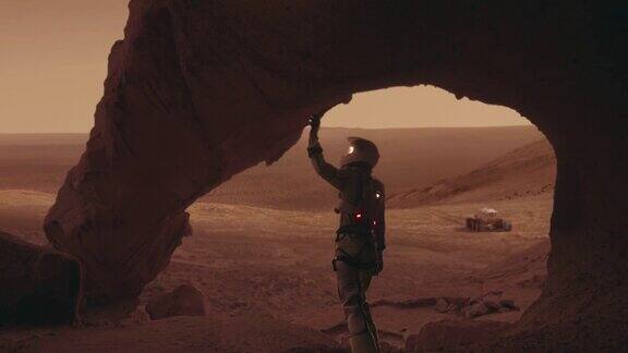 探索火星表面的女宇航员铁锈色的岩石背景中的火星探测器