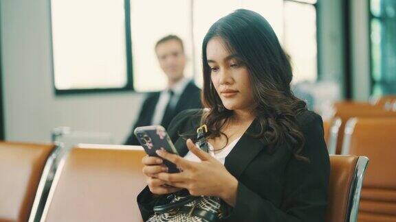 亚洲女性乘客在机场使用智能手机