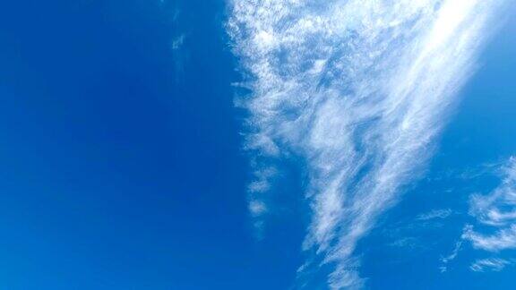 白云在蓝天中移动灿烂的阳光照耀着时间流逝