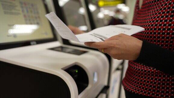 在泰国旅行的女子在机场使用自助值机自助检票的特写手