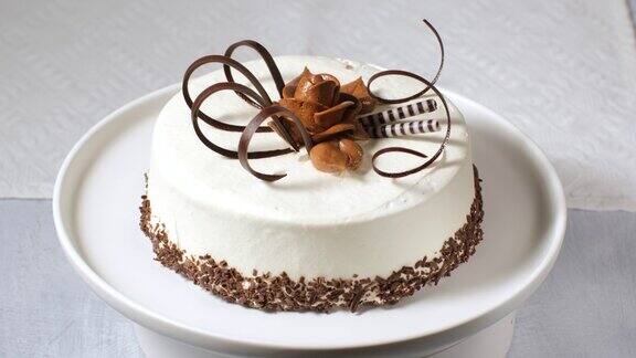 巧克力奶油挞芝士蛋糕是生日的美味甜点蛋糕在桌子上逆时针旋转