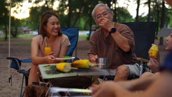 幸福的家庭小女孩一起准备烧烤在海滩外烹饪烧烤晚餐享受夏日的海滩享受周末的人们的生活方式