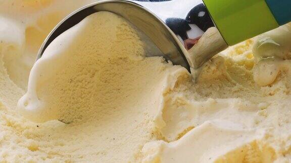 舀香草冰淇淋