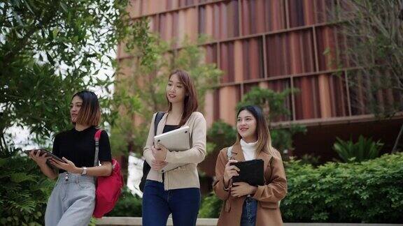 亚洲女大学生在校园里见面讨论学习经验