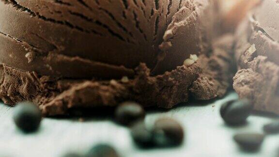 特写巧克力冰淇淋旁边有咖啡豆
